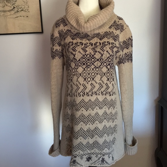 Free People Sweaters - WINTER CLEARANCE!FREE PEOPLE Sweater- Med ‼️$5‼️