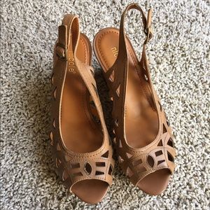 Light Brown Cutout Sandals with platform, size 7.5