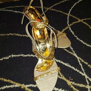 Gorgeous heels in gold with stones