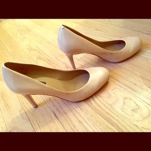 Nude pumps