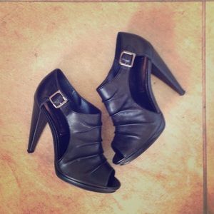 Peep toe ankle booties 👀