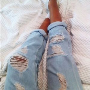 DISTRESSED BOYFRIEND JEANS