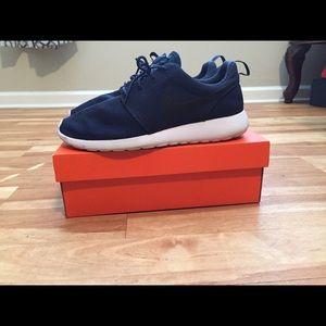 Blue Nike, it comes with the box