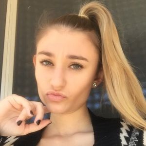 Meet your Posher, Chloe