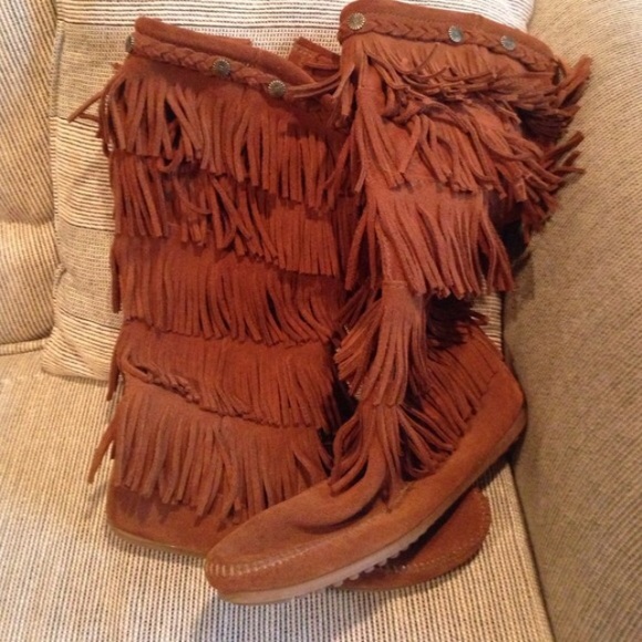 Minnetonka 5 Layer Brown Fringe Boots