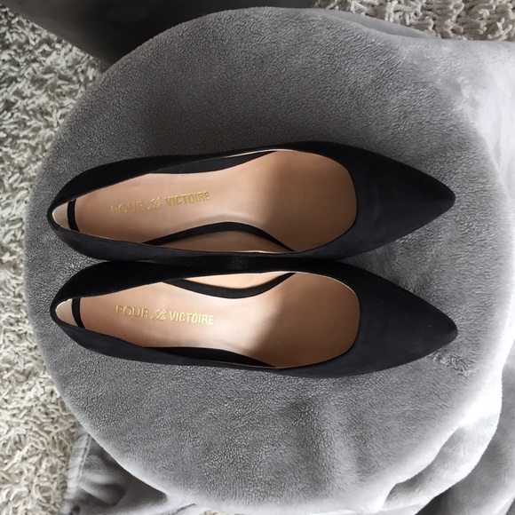 Pour La Victoire black suede pumps