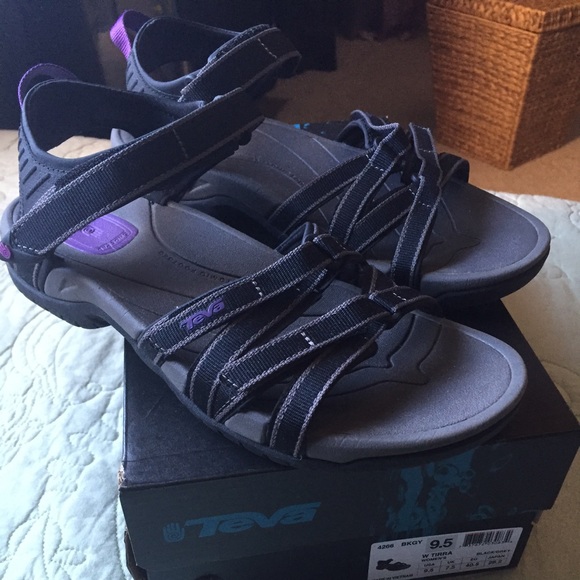 Teva women's sandal Tirra.  Like New! Black grey.