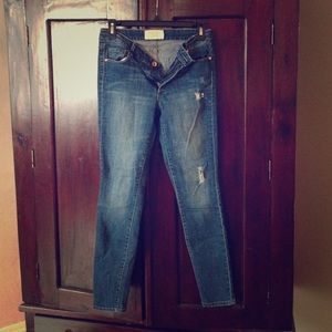 Amazing Strechy Distressed Denim