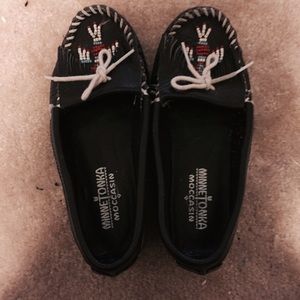 Navy Minnetonka Moccasin sz. 5 1/2 -6