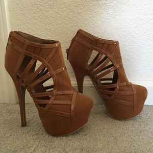 caramel color cut out booties 5.5