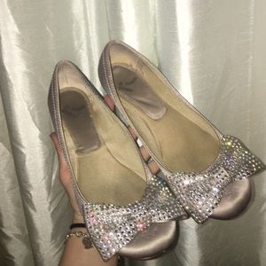 Cute flats with rhinestone bow!