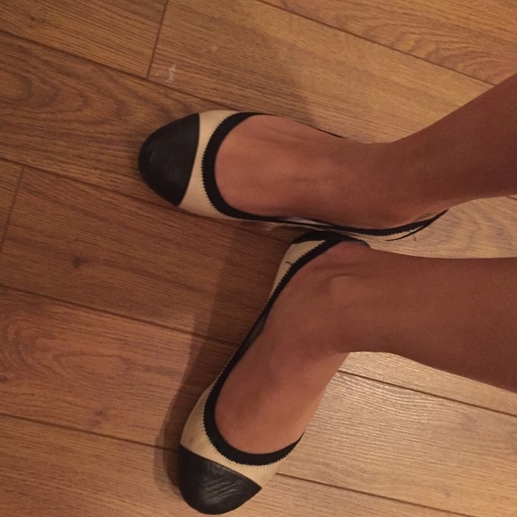 VINCE CAMUTO BALLET FLATS