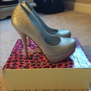 Sliver sparkly pumps