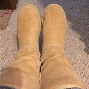 Light tan Uggs size 8