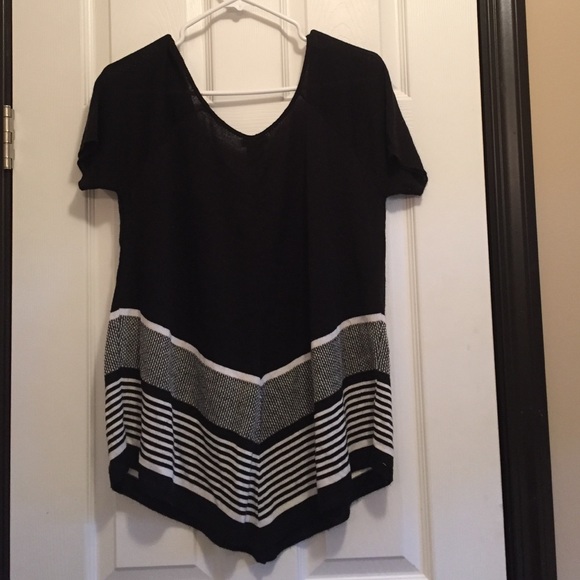 New Directions black&white V-neck top - Picture 2 of 2