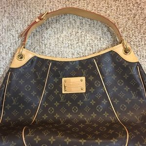 Extra Large tote not authentic LV