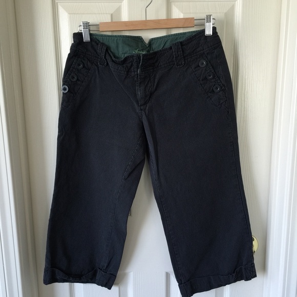✨Closet Clear-Out✨American Eagle pinstriped capris