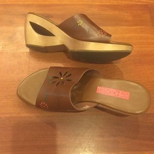 Hot kiss wooden wedge slip on.