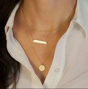 Multilayered pendant bar necklace