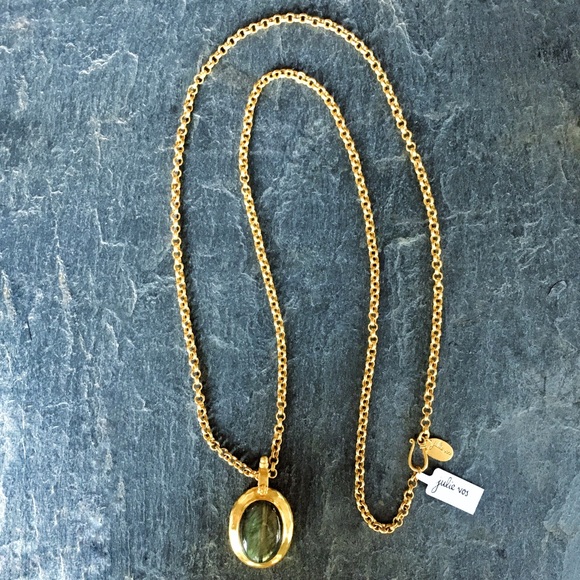 Pendant on Gold Chain - Picture 4 of 4