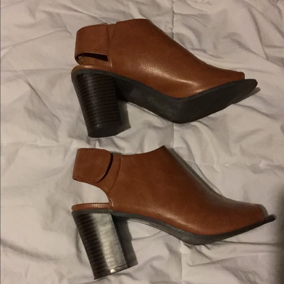 Cute and comfy brown heeled sandals!
