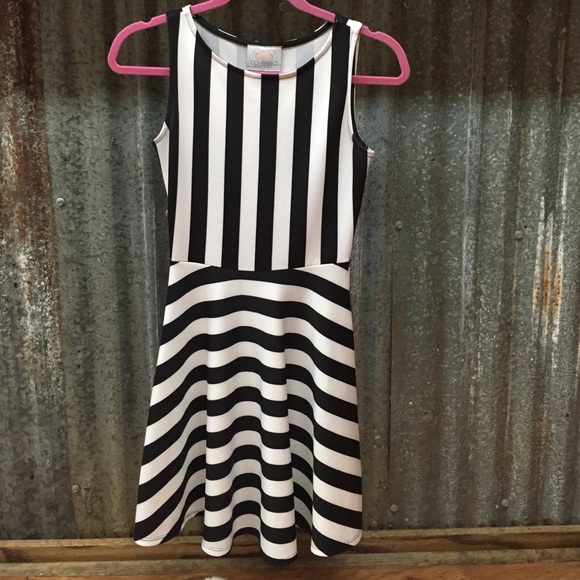 Black and white flared dress - Picture 2 of 2