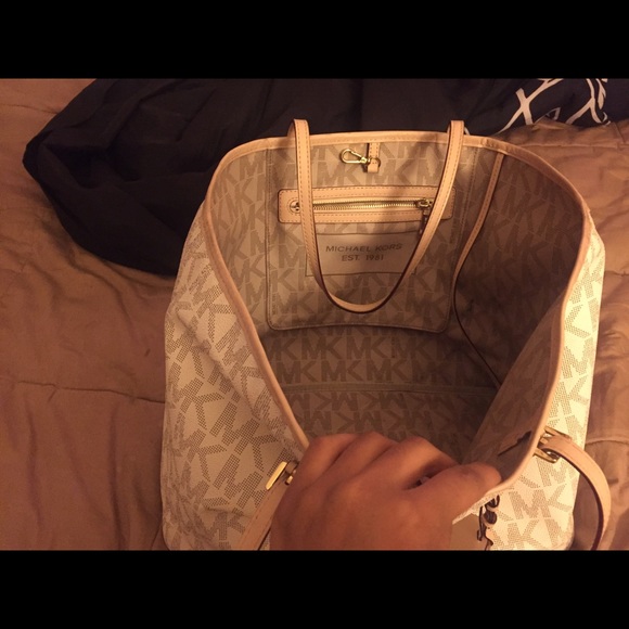 ❌SOLD❌ Michael kors purse - Picture 2 of 4