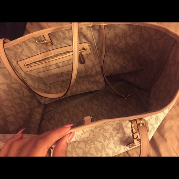 ❌SOLD❌ Michael kors purse - Picture 3 of 4