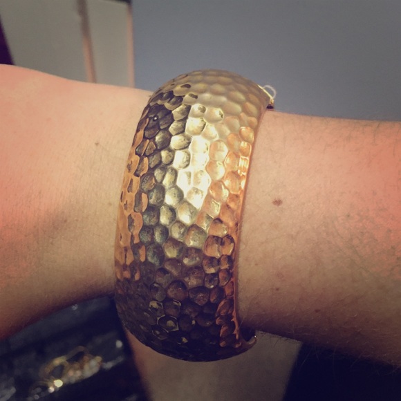 Jewelry - Gold Snap Close Cuff