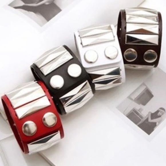 Rivets Leather bracelet