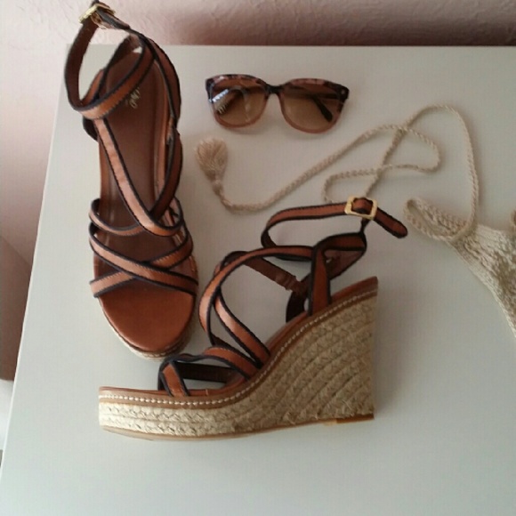 Tan and navy blue lined wedges