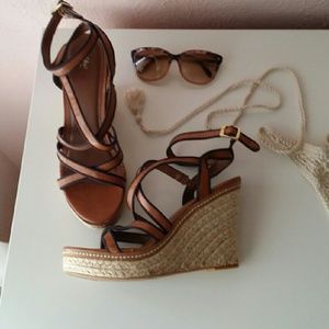 Tan and navy blue lined wedges