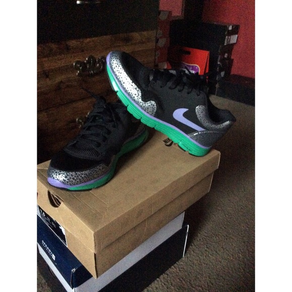 Men's Nike shoe.