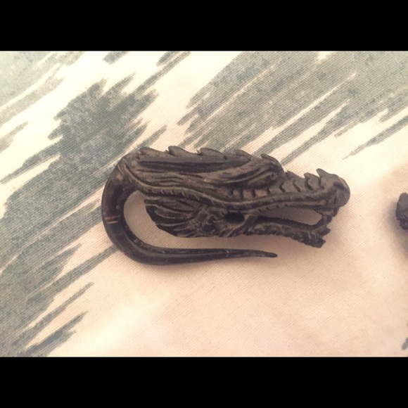 Set of black dragon plugs for women