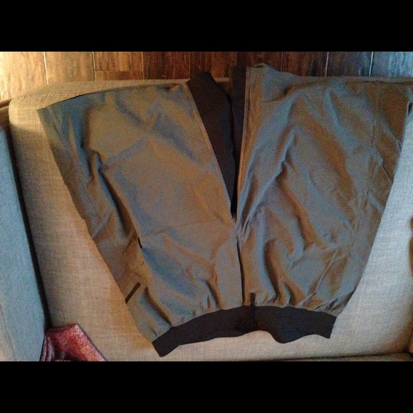 Lululemon men's assert shorts.