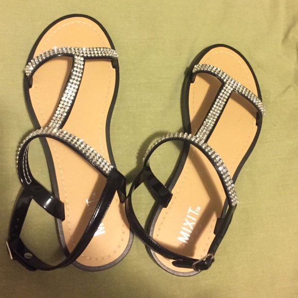 Tan and black sandals - Picture 1 of 3