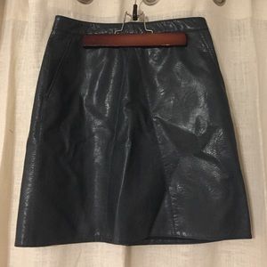 NEW 🎉 Zara forest green faux leather skirt💕
