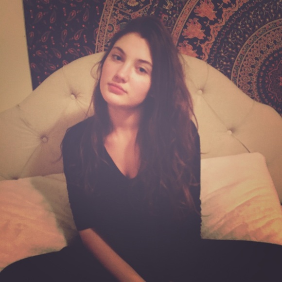 Meet your Posher, Jessica - Picture 1 of 4