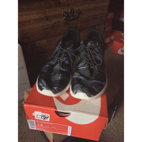 Men's Nike shoe