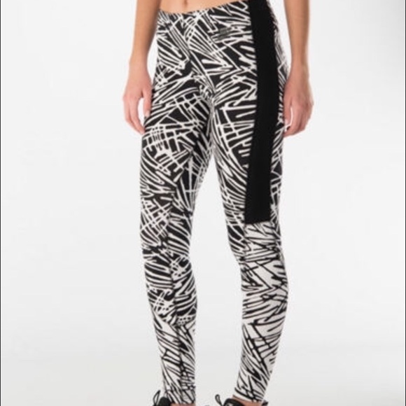 NWOT Nike black and white leg a see leggings