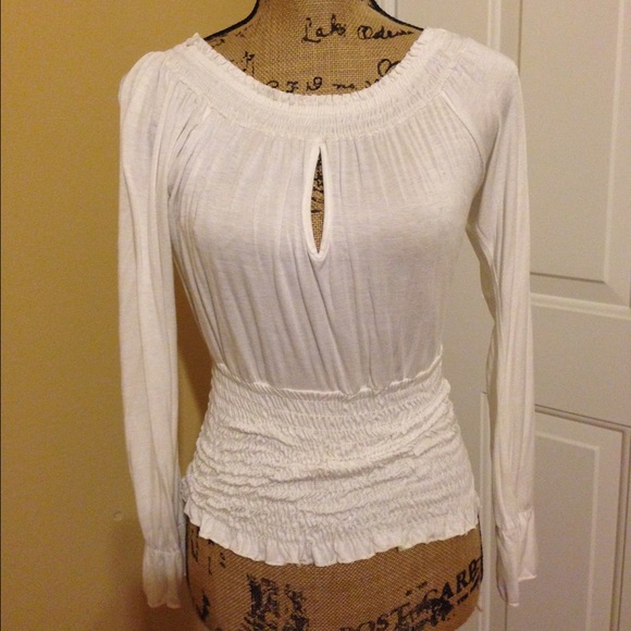 Off white fitted top with keyhole opening.