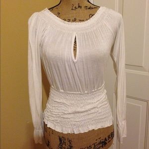 Off white fitted top with keyhole opening.