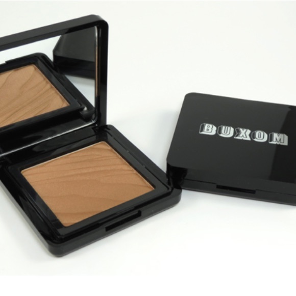Gorgeous buxom bronzer in Tahiti