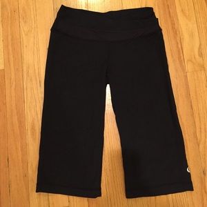 Black cropped capri lululemon pants.