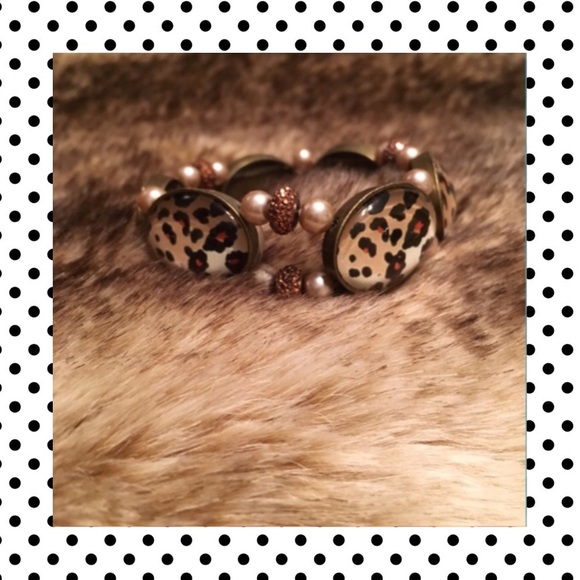 Jewelry - 🌟MOVING SALE🌟 Leopard Print With Rose Beads