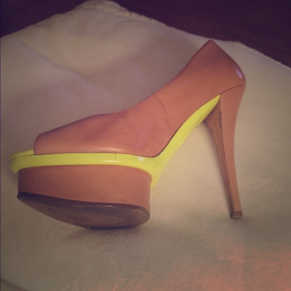 Peep toe heel