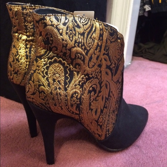 NEVER WORN Forever 21 Black & Gold high heel boots - Picture 1 of 2