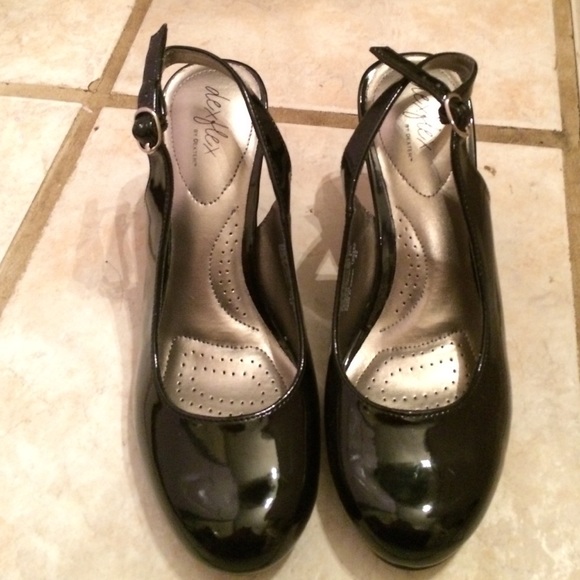 Closed toed black wedges size 7.5
