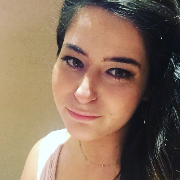 Meet your Posher, Lauren - Picture 2 of 4