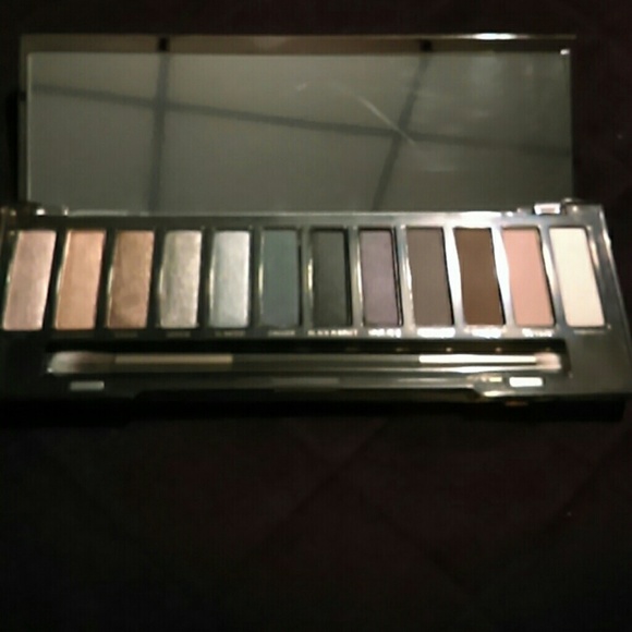 Urban Decay Naked Smoky palette - Picture 3 of 3